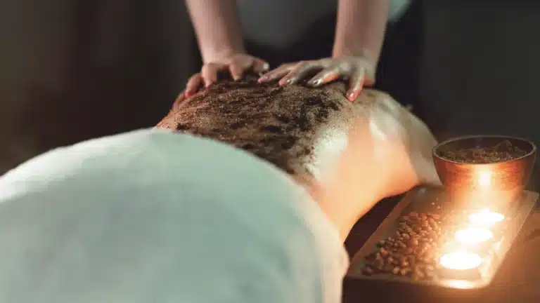 Masaż z peelingiem kawowym, relaksujący zabieg w gabinecie masażu blisko Lubonia, poprawiający kondycję skóry i relaksujący ciało