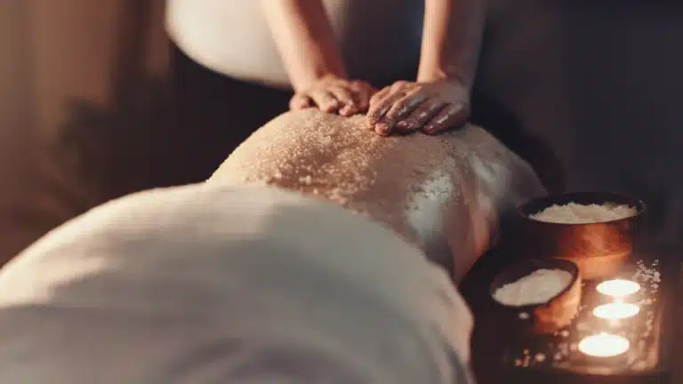 Masaż pleców z peelingiem kokosowym w Masaże Świata SPA Wiry