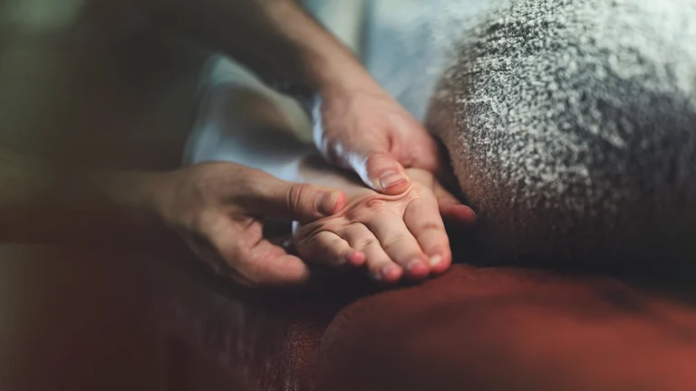 Terapia ręki w Masaże Świata SPA Wiry